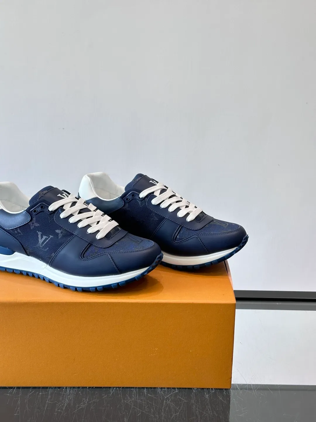 p520《＊OUIS＊UOTTO＊》Run Away men's sports shoes, first-layer cowhide + Monogram embossing, delicate texture and durable. The soles are made of foam + rubber, are light and elastic, and are comfortable to wear for a long time without tiring your feet. The tongue is long and stiff, so it is recommended to wear thick socks to improve the foot feel. The overall design is simple and versatile, and can be easily worn with jeans, casual pants, and suits. It is OK for commuting, shopping, and light exercise! The LV logo on the side of the shoe is very recognizable, and it is full of low-key luxury. It is a high-end sports shoe that is both business casual and trendy👟! size: 38-44 (45 46 customized)